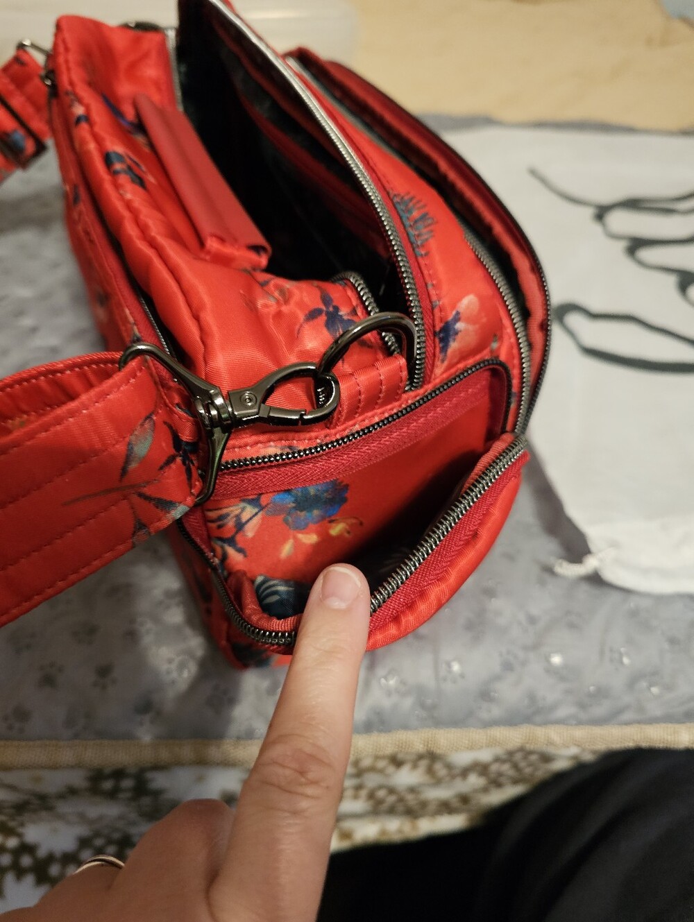 Lug Trolley 2 Crossbody Bag in the Bouquet Red pattern - Picture 10 of 11